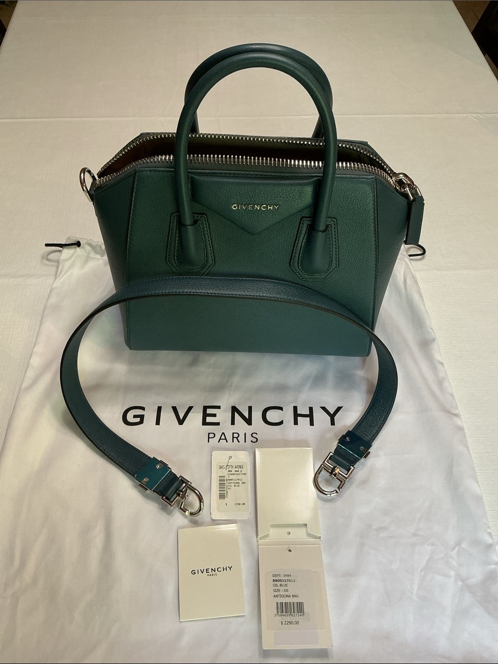 Givenchy Small Antigona Shoulder Bag  Goatskin Leather. New. Oil blue color.
